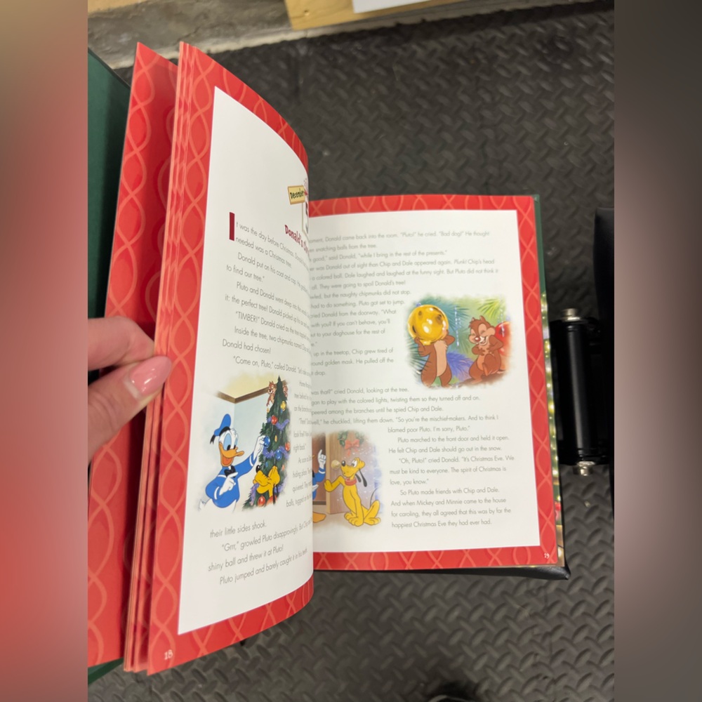 Disney Festive Green Storybook with Characters - Picture 8 of 9